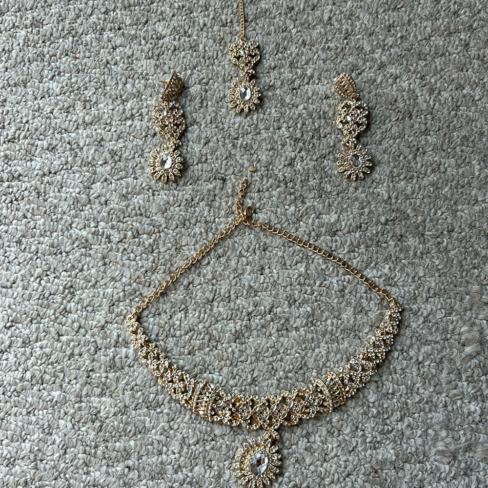 Elegant Gold Jewelry Set with Earrings